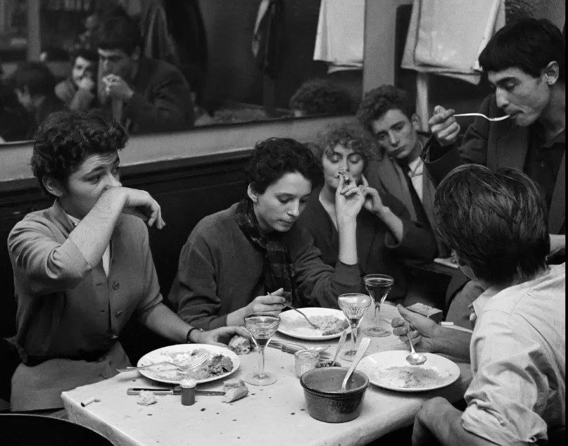 Jacqueline Harispe, deuxième à gauche, entouré d'amis, dans le café « Chez Moineau » en 1953 (photo d’Ed van der Elsken)
