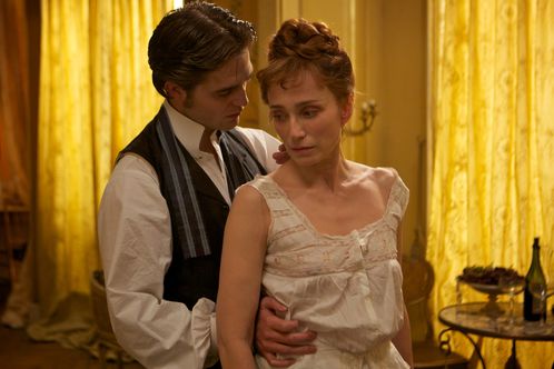 Suzanne (Kristin Scott Thomas) & Bel-Ami ( Robert Pattinson)